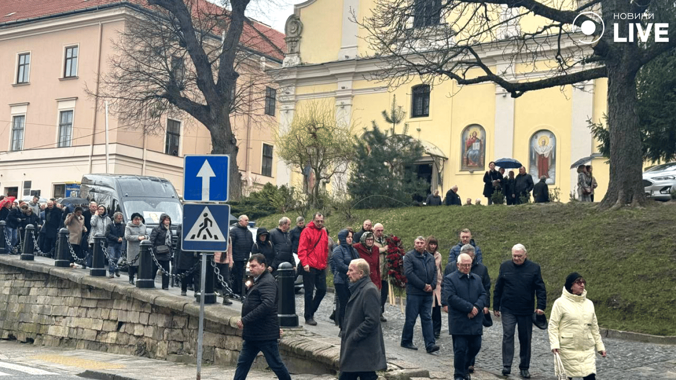 Люди, пришедшие почтить память Юхновского