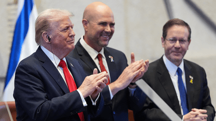 Трампа зустріли у Кнесеті з оваціями та подарунками - 285x160