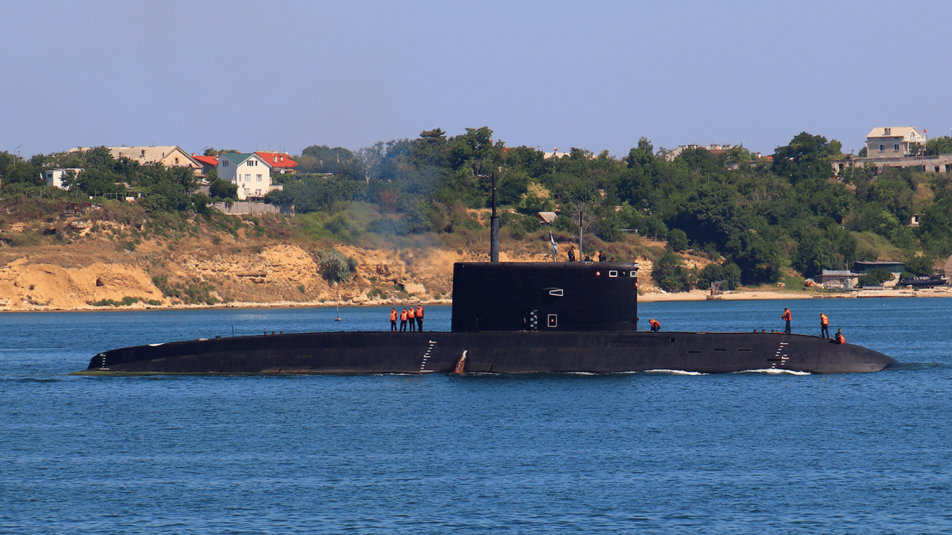 Росіяни вивели споряджені ракетоносії в Чорне море