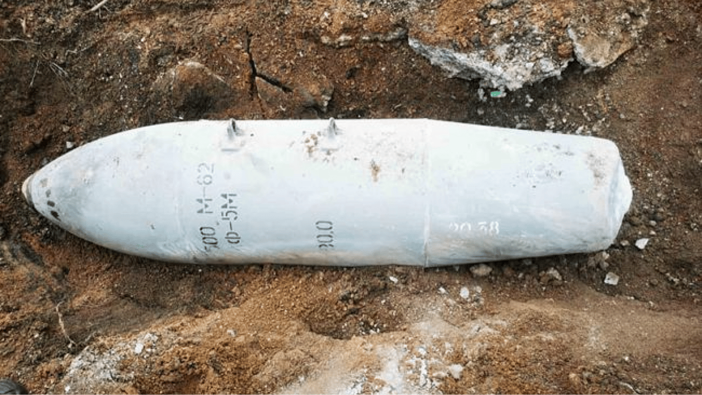 Авиаудар по Рубежному — оккупанты до сих пор не обезвредили бомбу в Луганской области