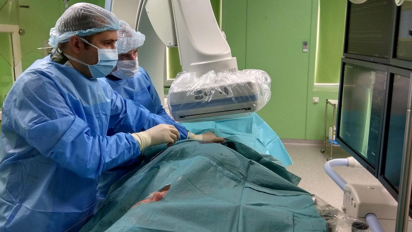 Робота в "Азов" — які умови праці бригада пропонує абдомінальним і торакальним хірургам