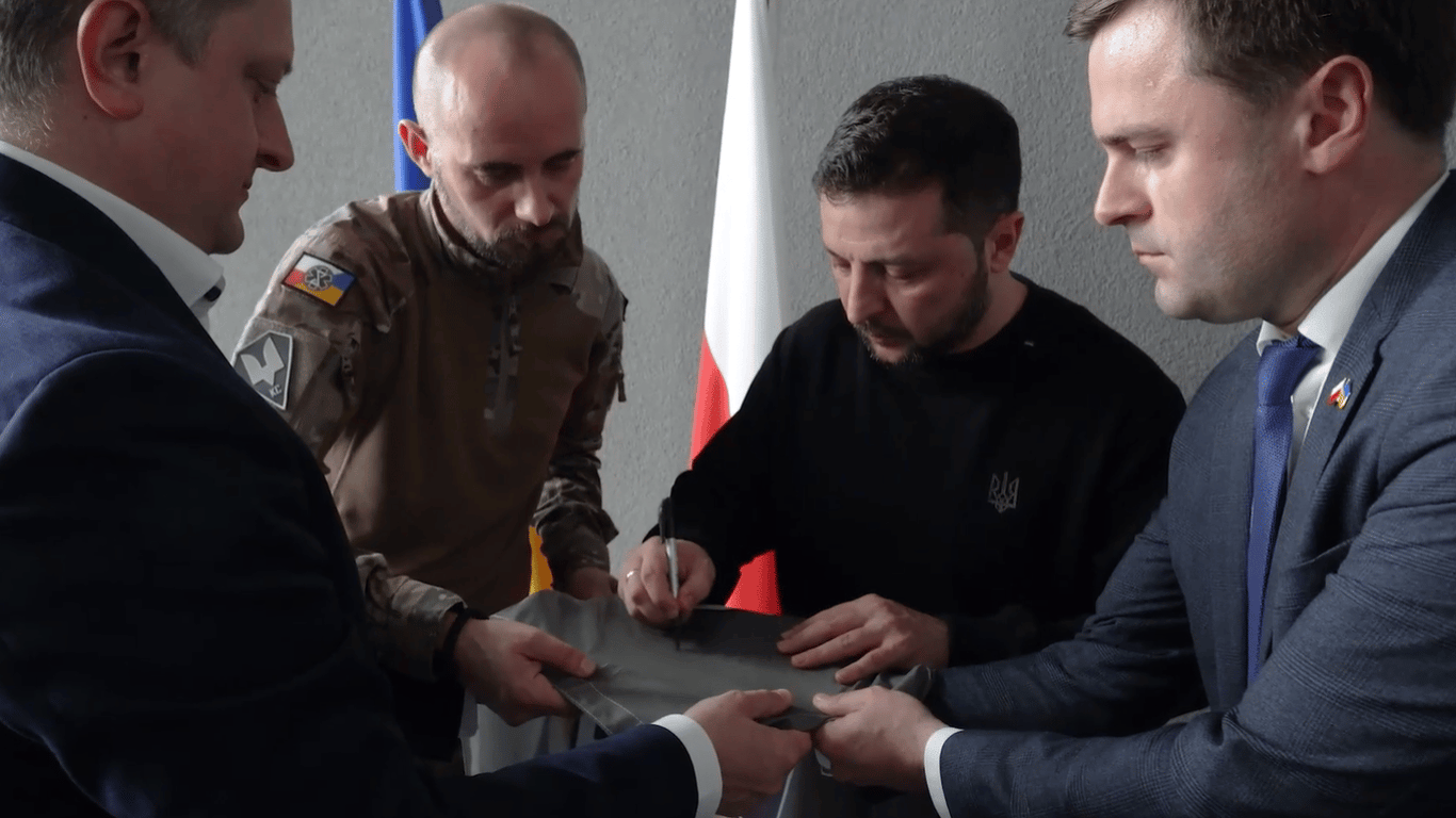 Зеленский наградил польских волонтеров, которые помогают Украине во время войны
