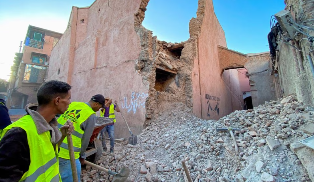 Спасатели разбирают завалы в Марокко. Фото: REUTERS