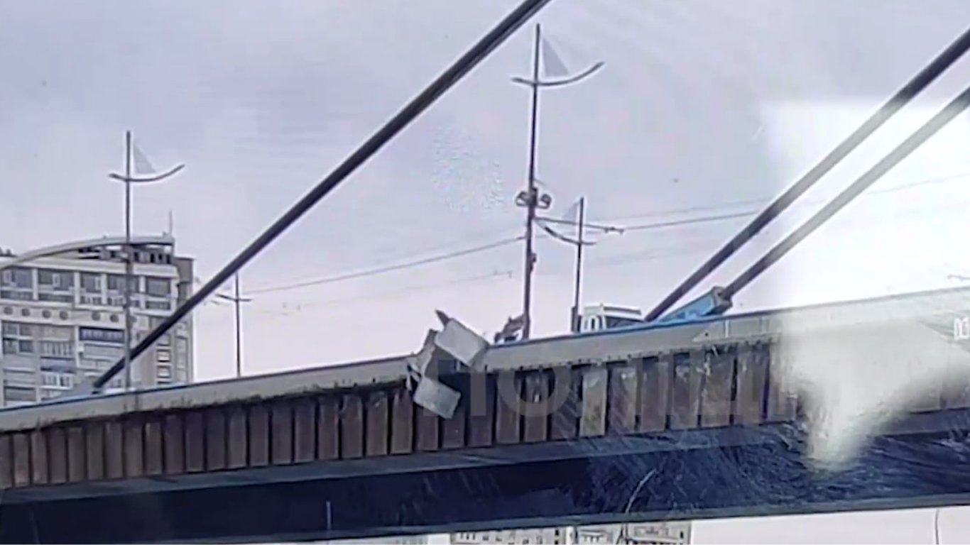 У Києві затримали водія, який на Північному мосту викинув у Дніпро металеву конструкцію