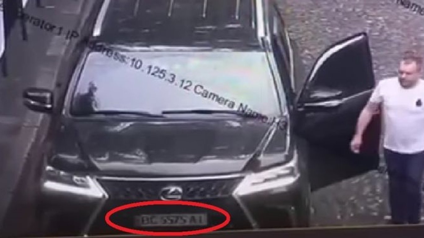 Скандального львівського бізнесмена помітили на Lexus з подвійними номерами