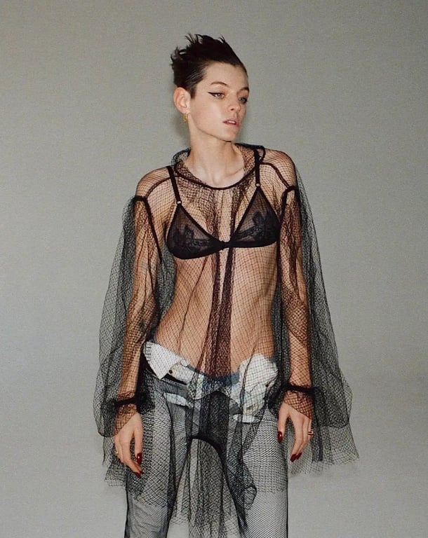 Звезда "Короны" в платье на голое тело снялась в модной фотосессии - фото 4