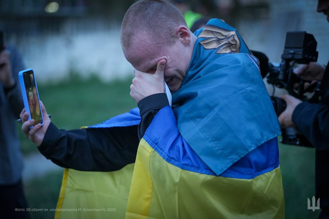 Миколаївські морпіхи повернулися з полону — фото зустрічі - фото 5