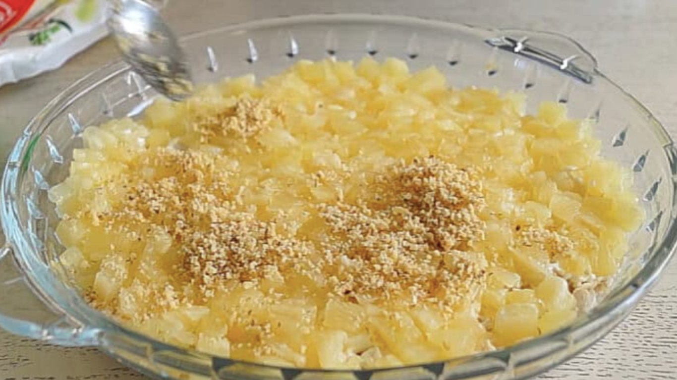 ідеальне поєднання курячого філе, ананасів та волоських горіхів