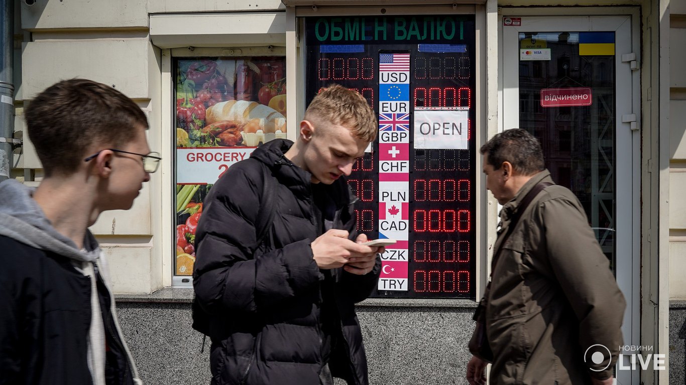Курс валют в Украине — сколько стоят доллар и евро 12 апреля