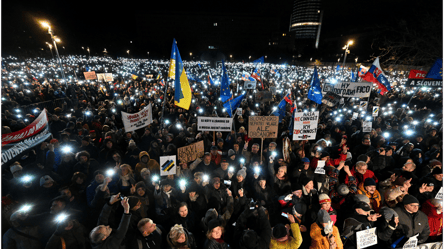 У Словаччині люди вийшли на мітинг проти Роберта Фіцо — причина - 285x160