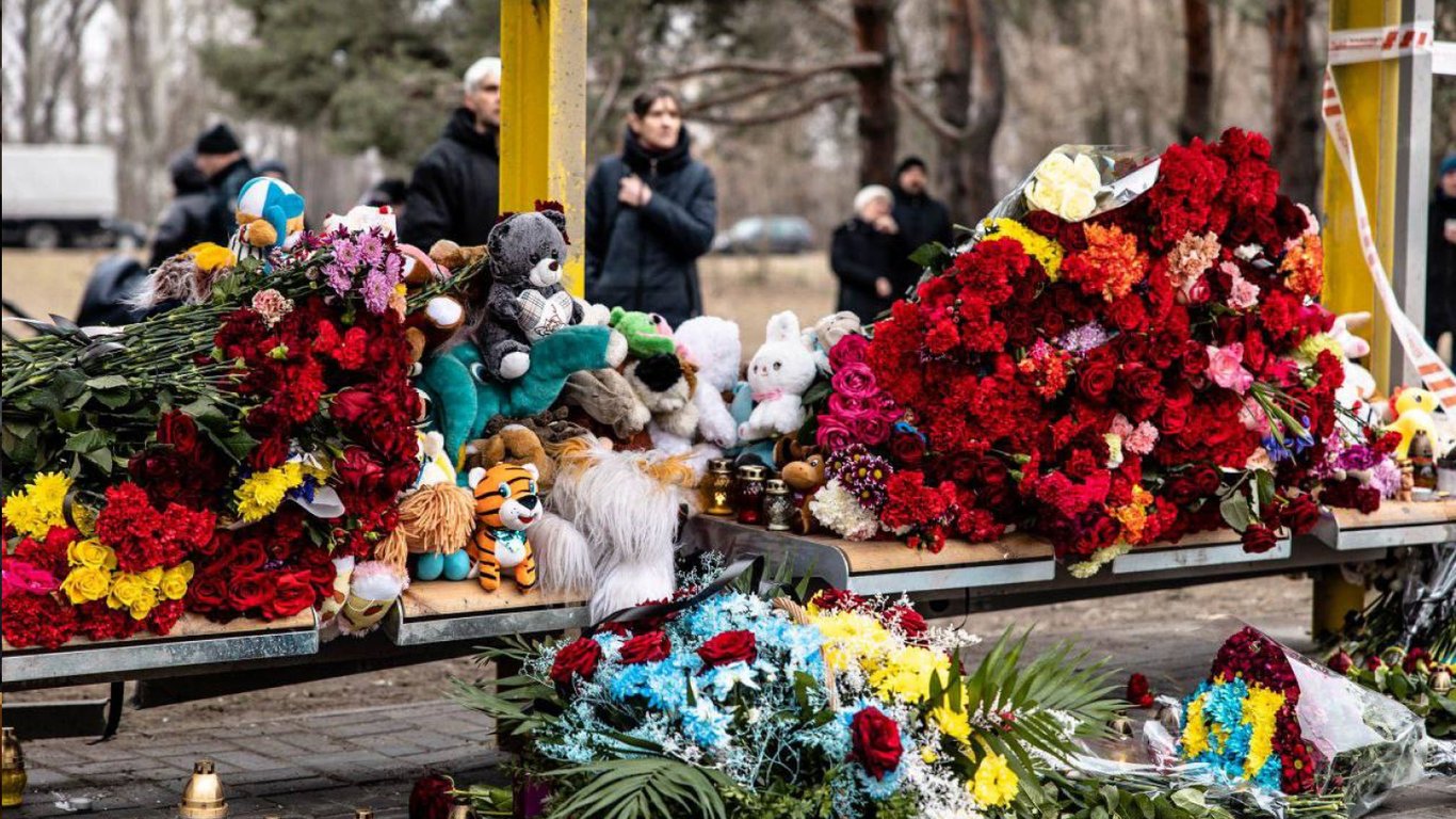 Обстрел Днепра 14 января — люди несут цветы и игрушки к многоэтажке