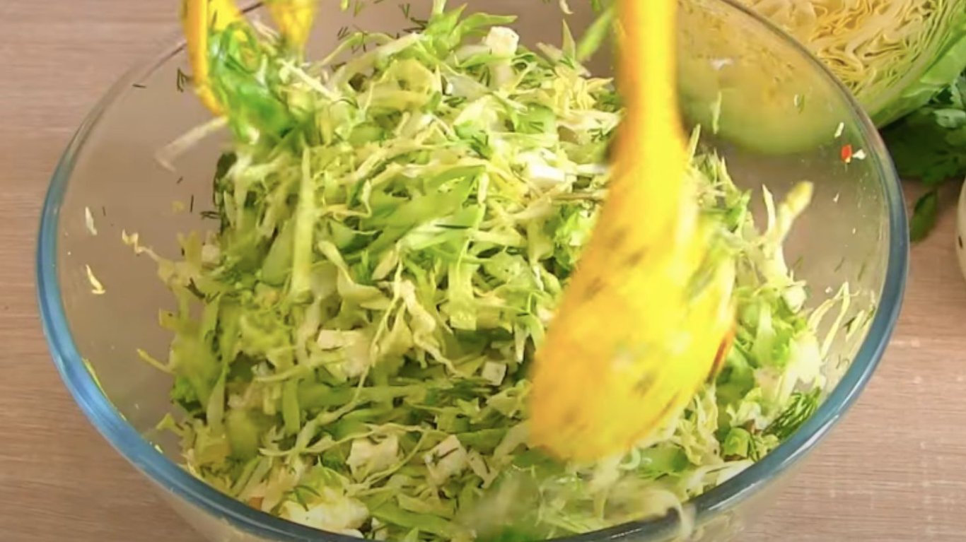 салат з молодої капусти та авокадо за 5 хвилин, який здивує смаком