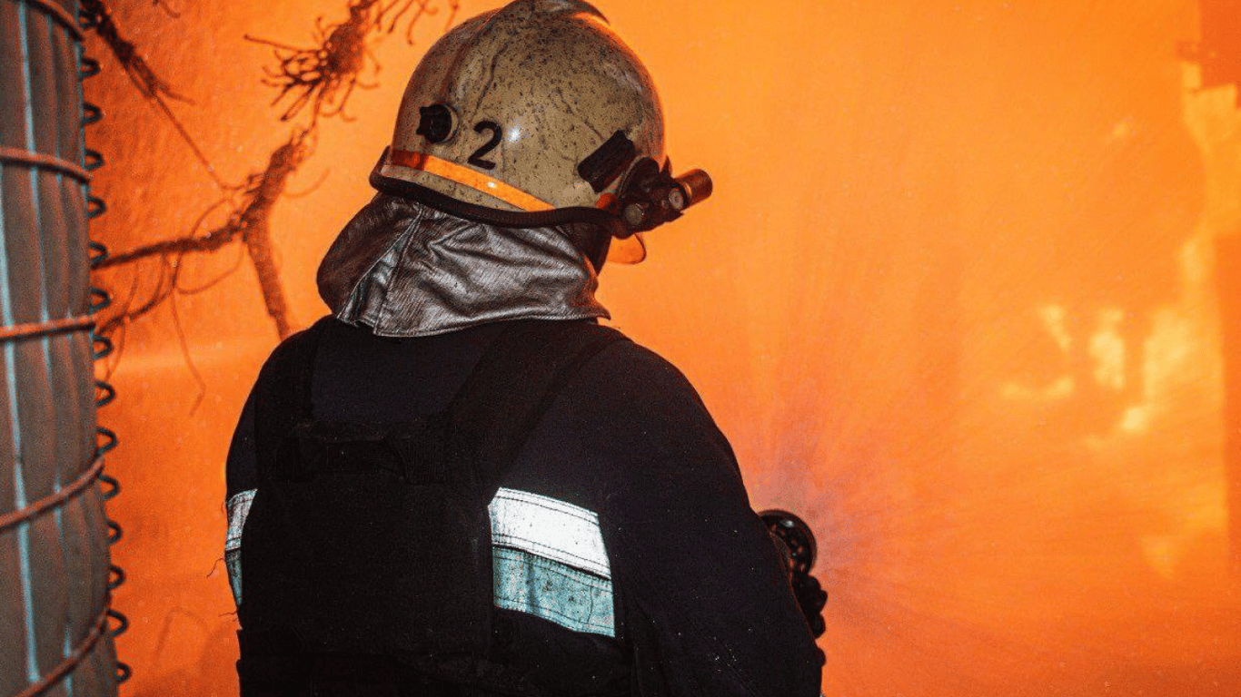 У Львівській області загасили пожежу на обʼєкті критичної інфраструктури, який обстріляли окупанти