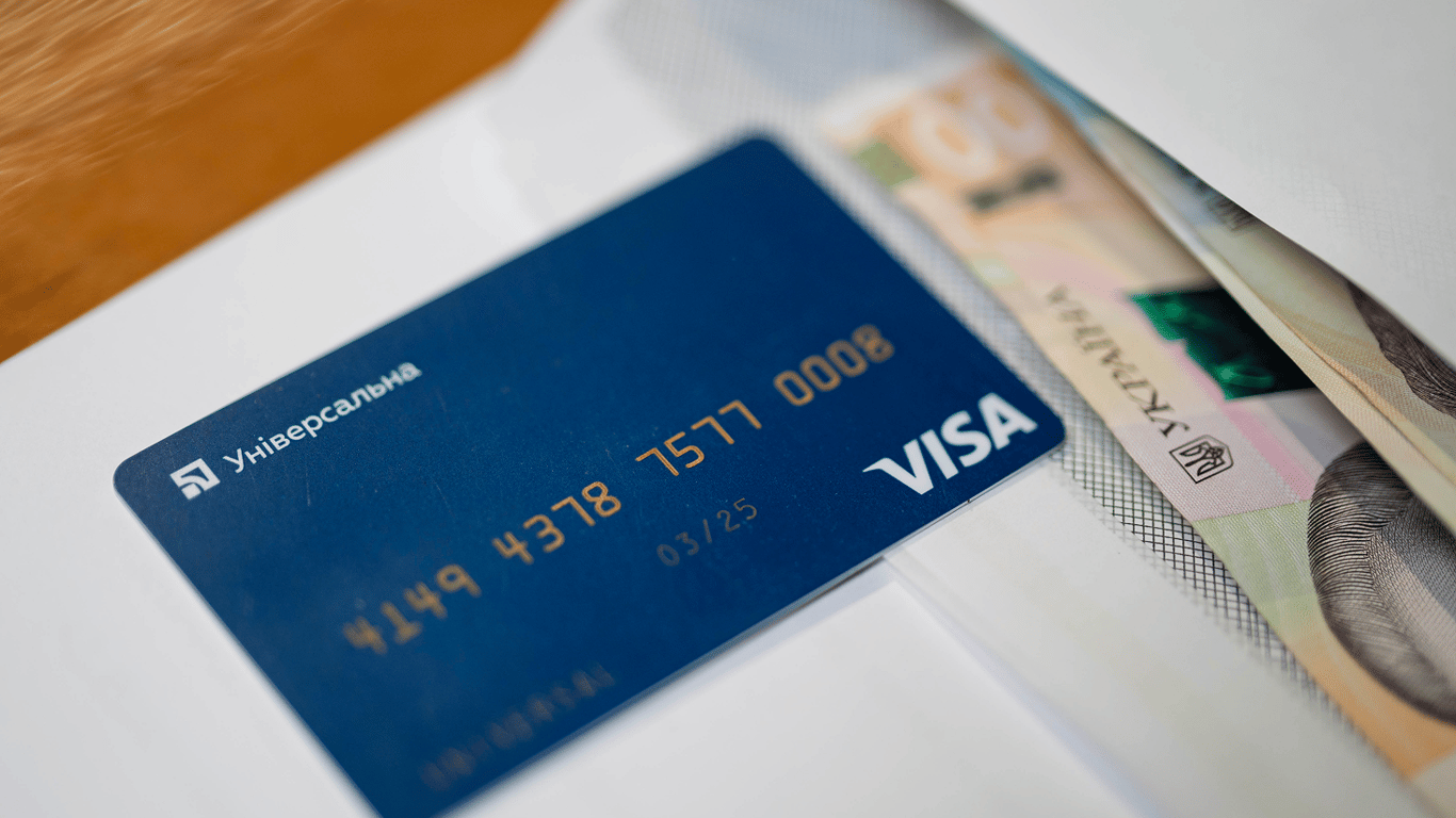 Заробляти на "оренді" банквської картки небезпчно: в МВС пояснили наслідки