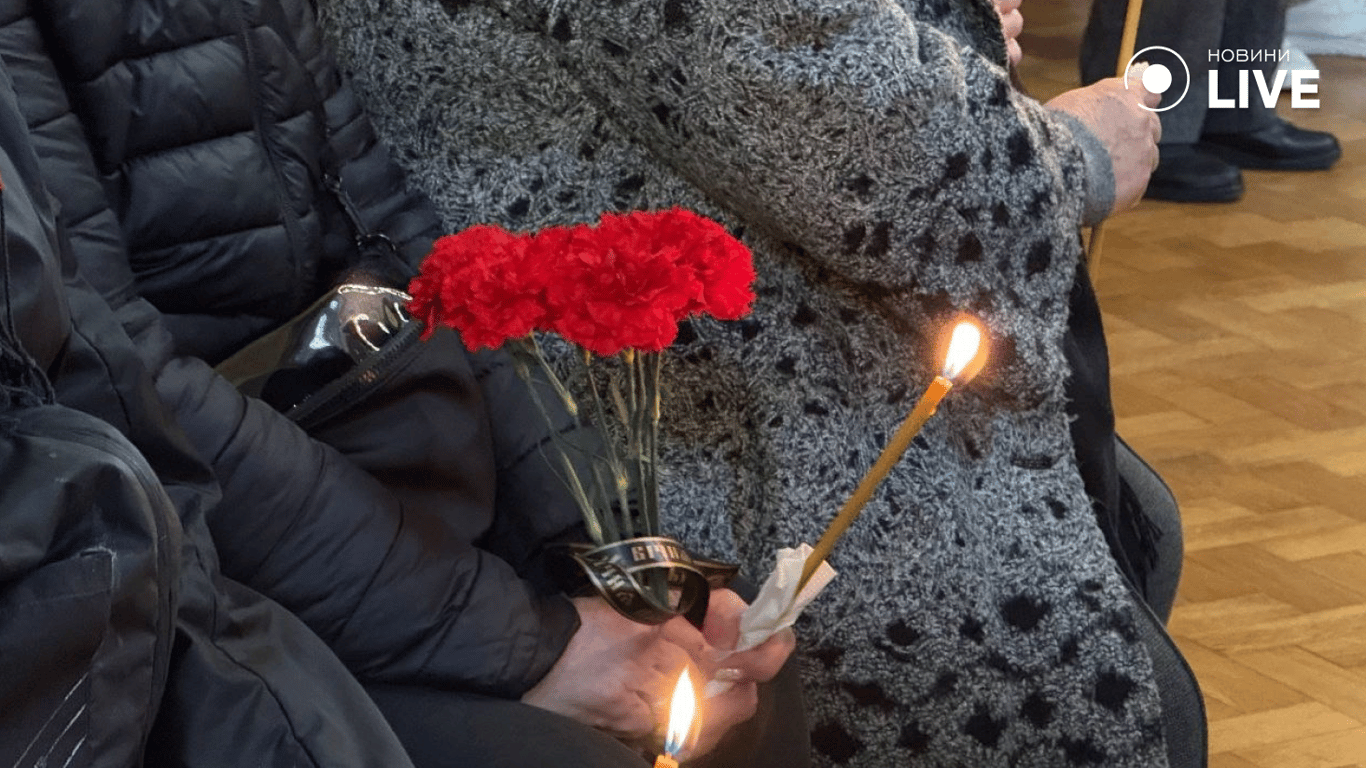 Поховання коміка Володимира Комарова