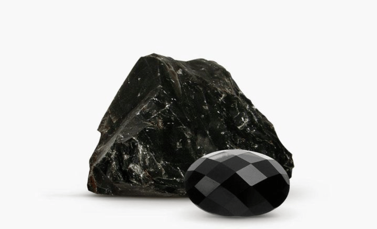 Оникс, который является талисманом именинника 16 апреля