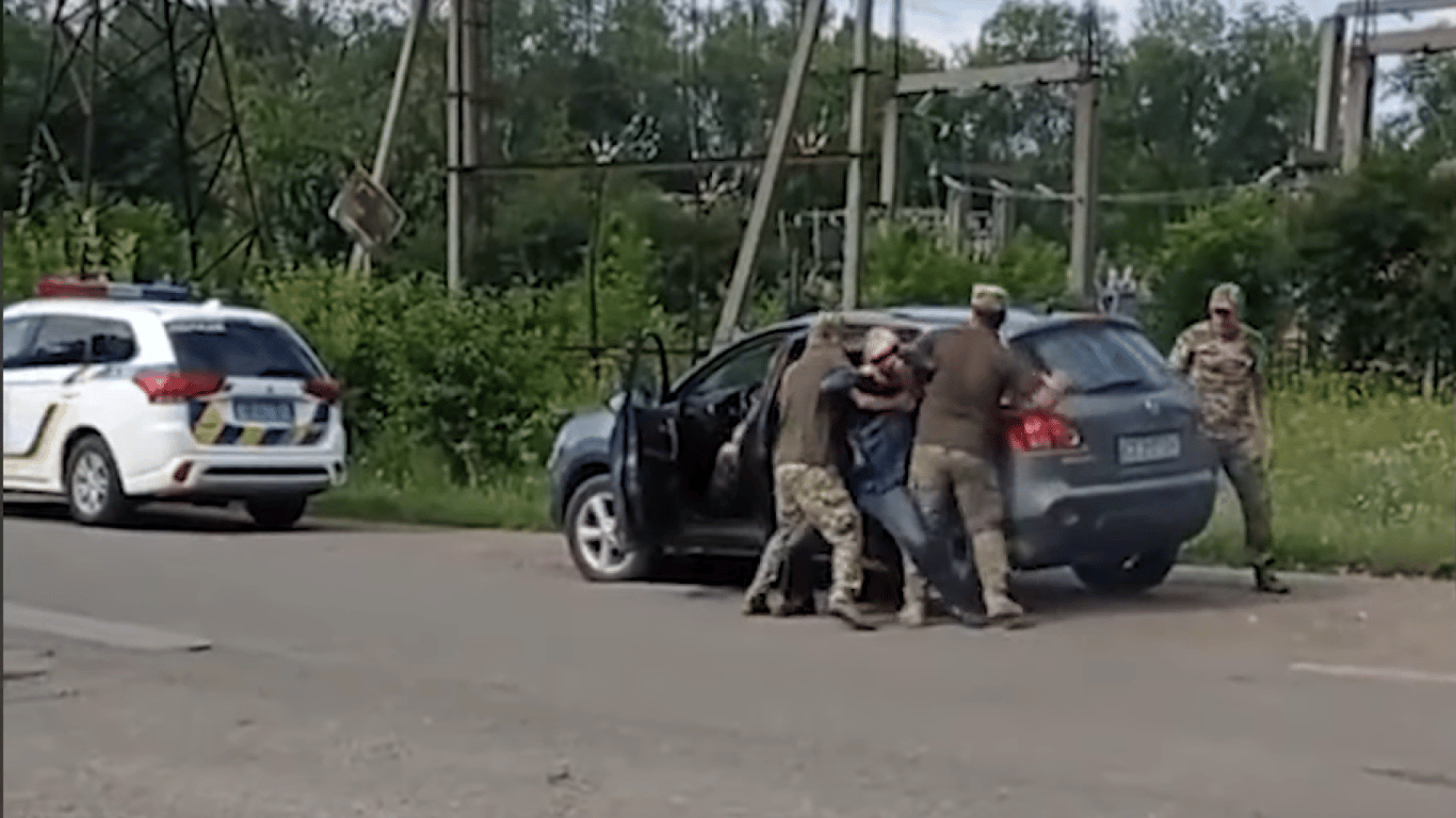 Сотрудники ТЦК заталкивали мужчину в авто: ГБР расследует дело