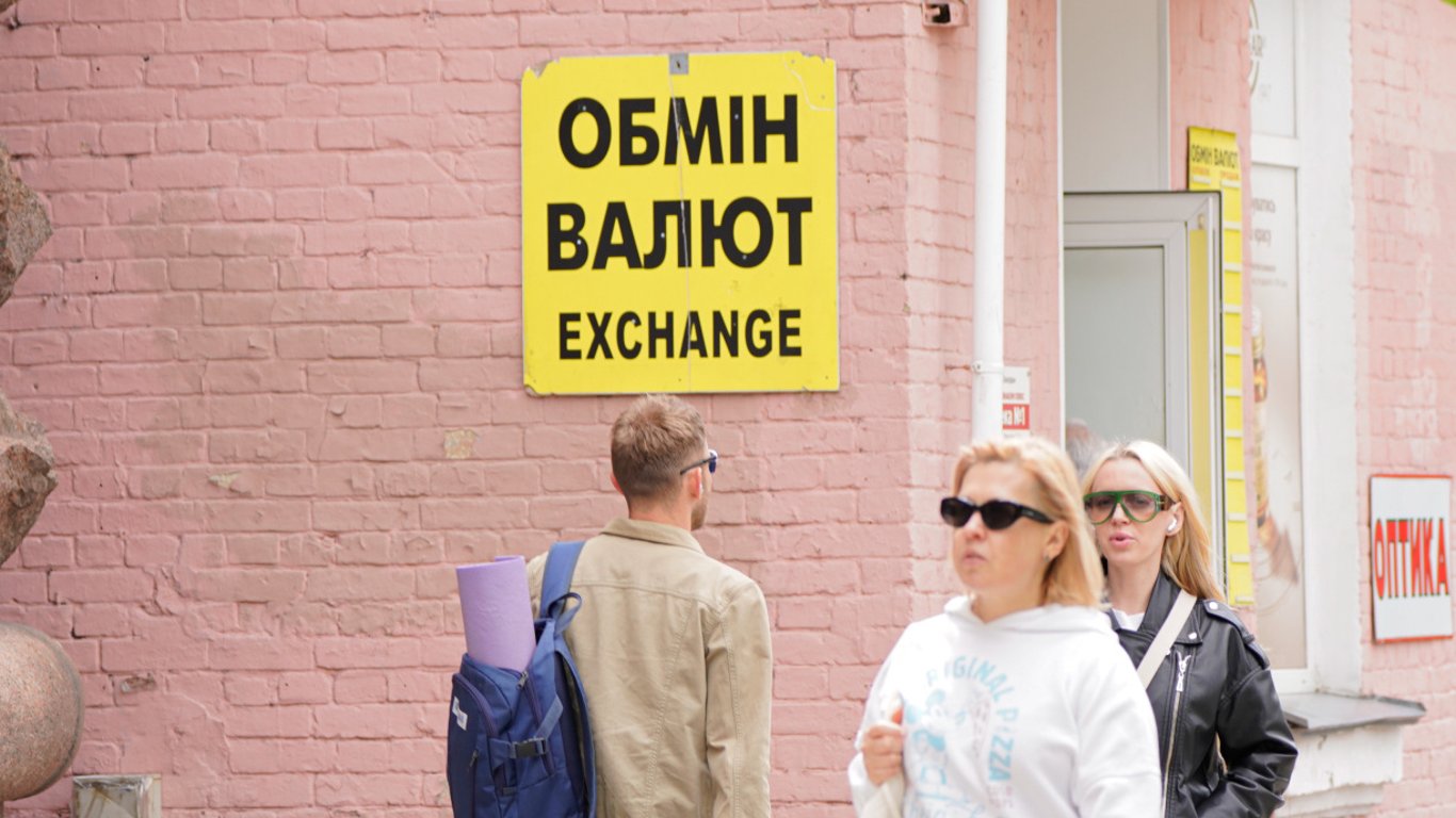 Некоторые украинцы могут остаться без валюты после посещения обменника