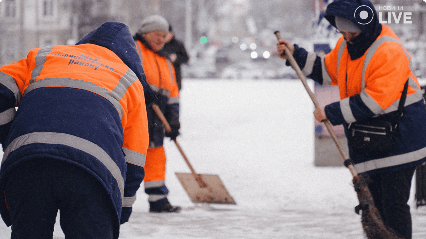 В Киеве ликвидируют последствия непогоды — на дорогах работают более 450 единиц спецтехники