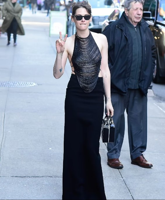 Звезда "Сумерек" без белья прогулялась по улицам Нью-Йорка - фото 2