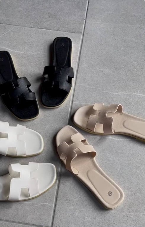 Шльопанці дуже модні цього сезону