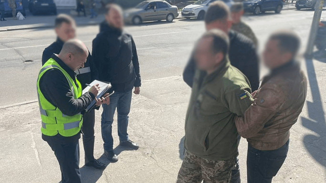 У Києві викрили працівника ТЦК, який ставив авто на військовий облік та не передавав їх до ЗСУ