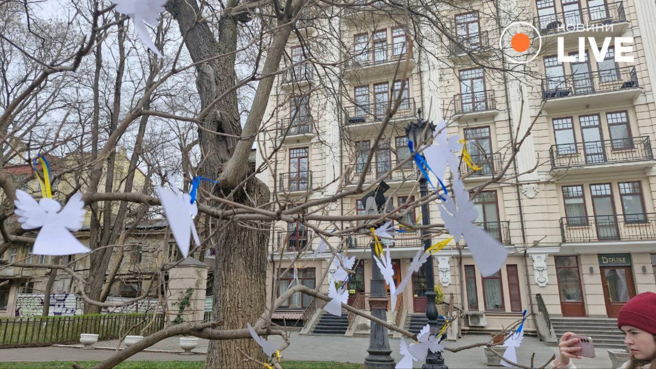 В Одесі вшанували загиблих через обстріл драмтеатру Маріуполя