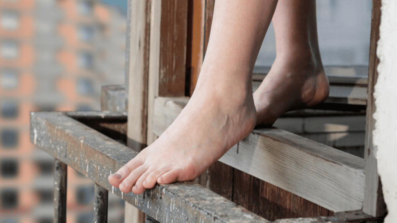 В Харькове спасли женщину, которая хотела выпрыгнуть с балкона