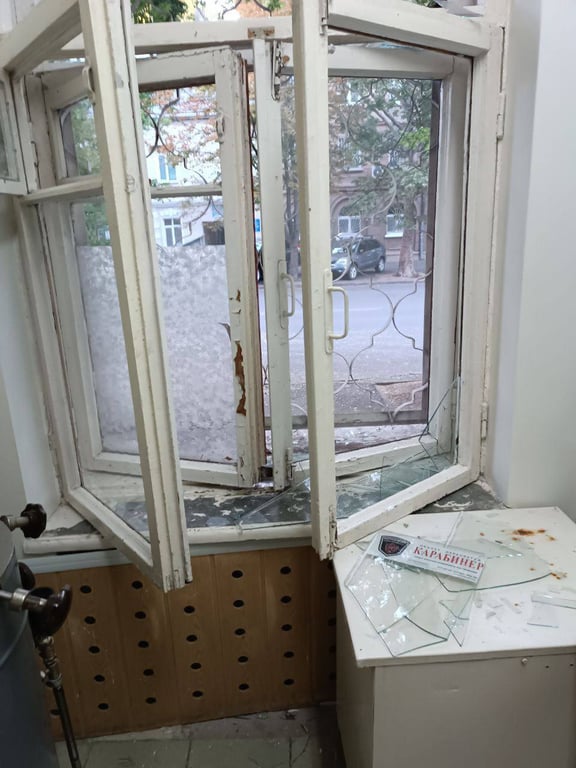 В медучреждениях выбило окна. Фото: Одесский городской совет