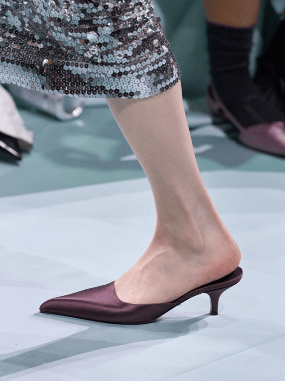 Атласне взуття зараз дуже популярне