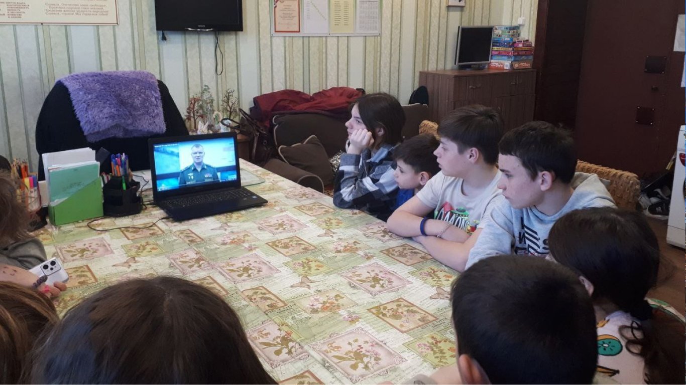 Россияне заставляют похищенных в Украине детей-сирот писать письма оккупантам на фронт
