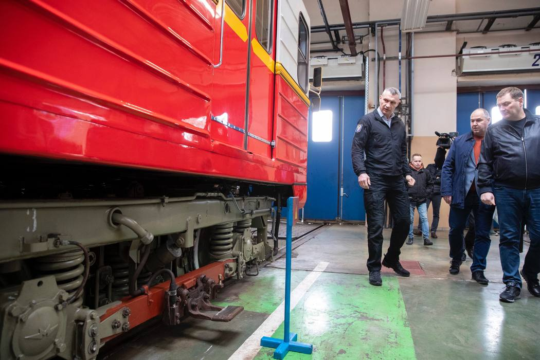 Кличко проїхався новим потягом метро — де курсуватиме нова електричка - фото 2