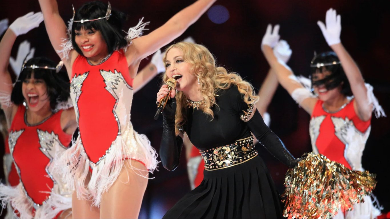 От Майкла Джексона до Мадонны: самые яркие выступления знаменитостей на Супербоуле