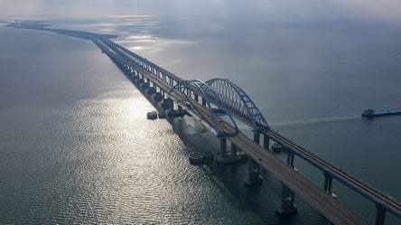 В Крыму раздались сильные взрывы, Керченский мост перекрыт — что известно - 285x160