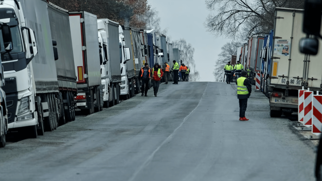 Поляки блокують шість КПП на кордоні — скільки вантажівок перебувають у чергах