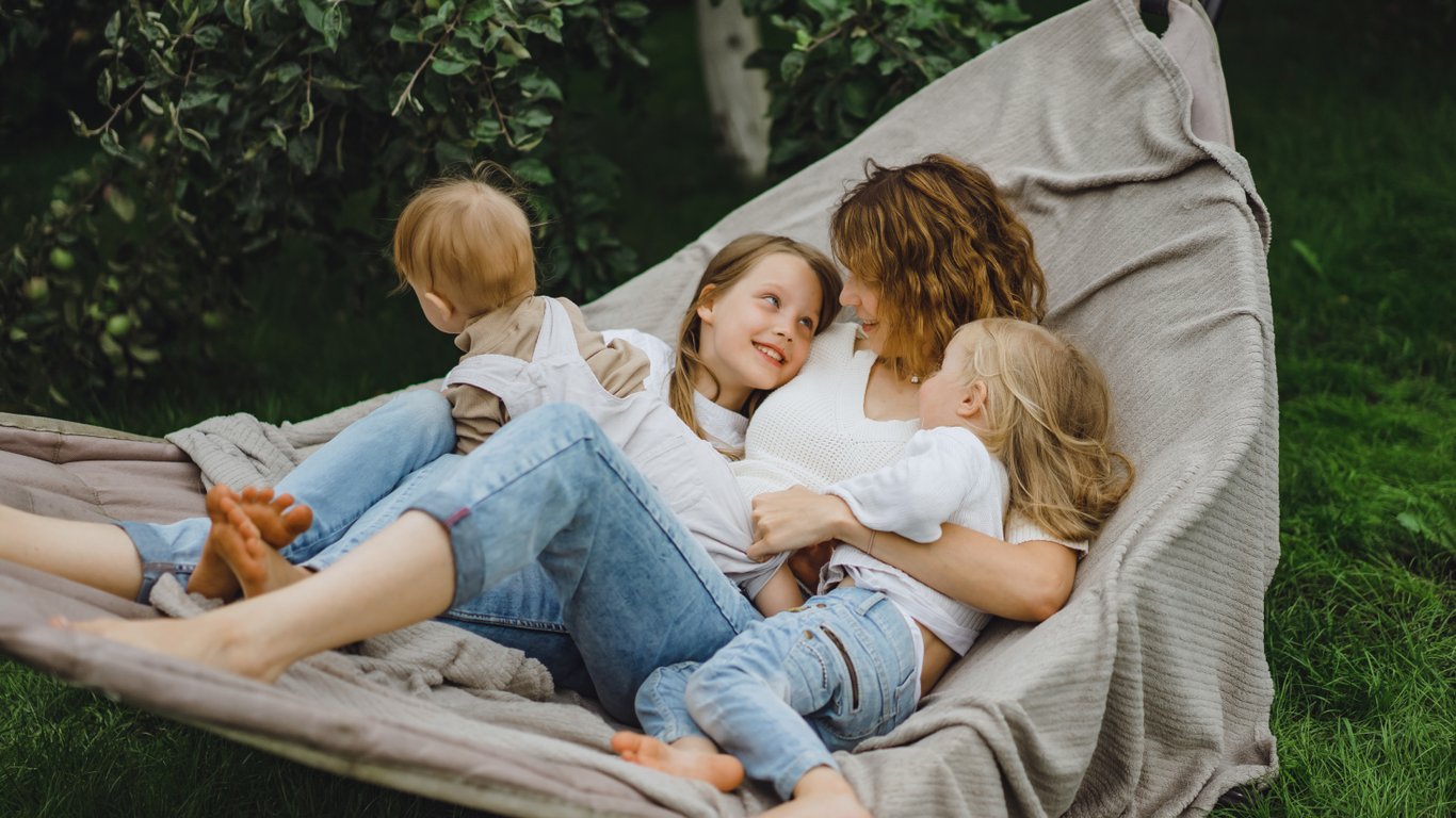 Сімейний відпочинок на дачі.