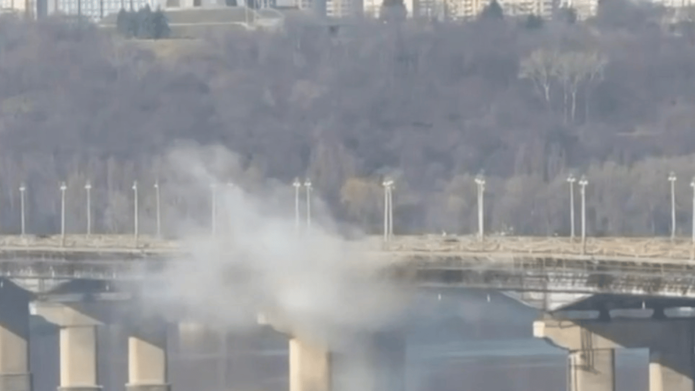 На мосту Патона произошла утечка теплосети: приостановлено отопление