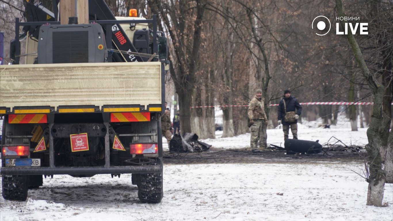 Спасатели показали, как уничтожают ракету, которой РФ утром стреляла по Киеву