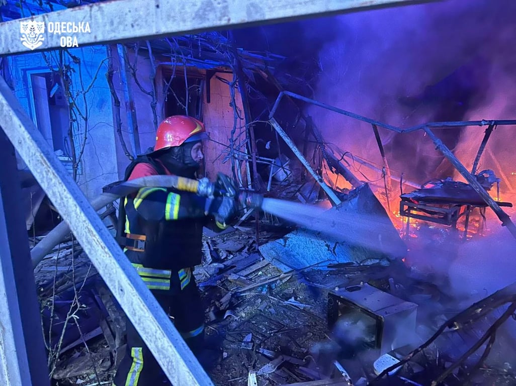 Рятувальник на місці удару гасить вогонь