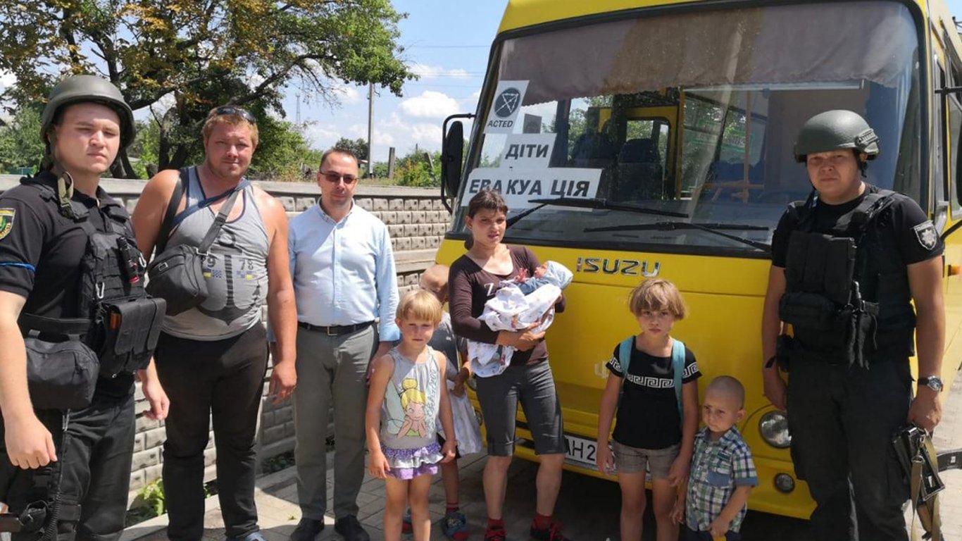Поліцейські врятували четверо дітей з-під Торецька