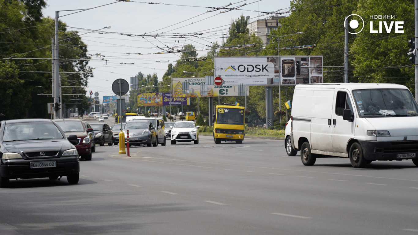 Тільки зробили, а вже просів: блогер в Одесі обурився станом нового асфальту