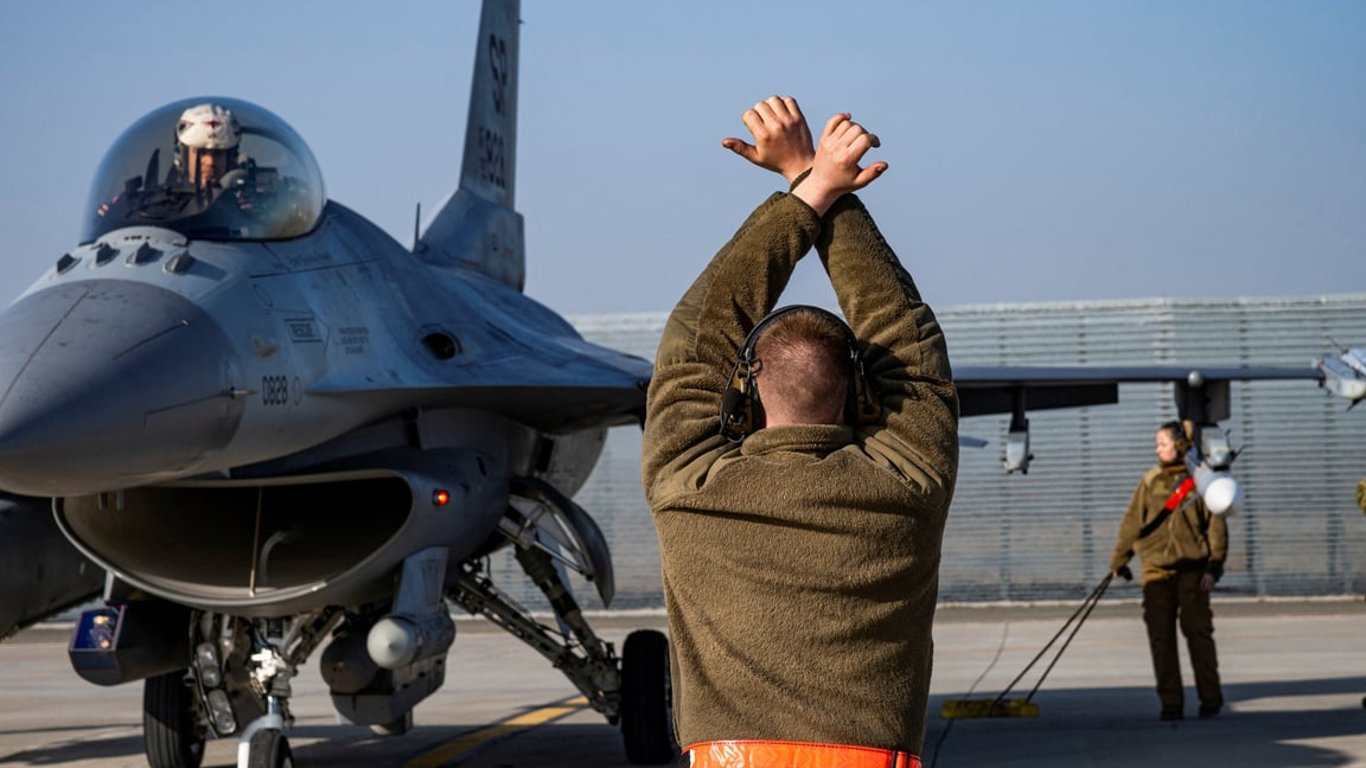 В Пентагоне заявили, что передадут Украине запчасти и детали для F-16