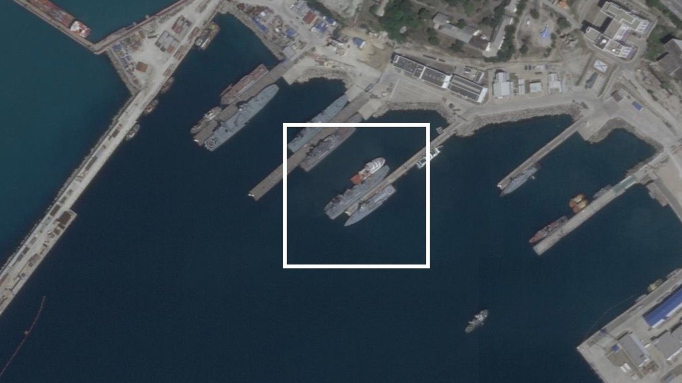 В сети появились спутниковые снимки подбитого русского корабля