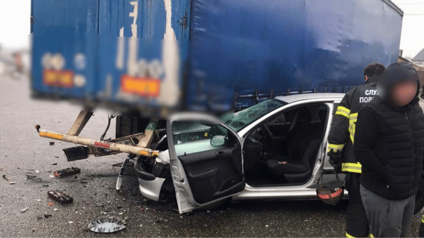 Водій автівки влетів під вантажівку — на Київщині трапилася серйозна ДТП