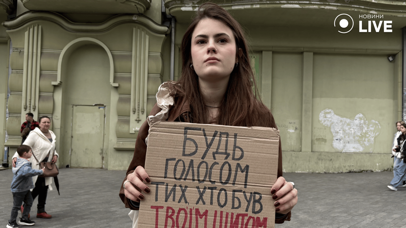 Дівчина мітингує в Одесі