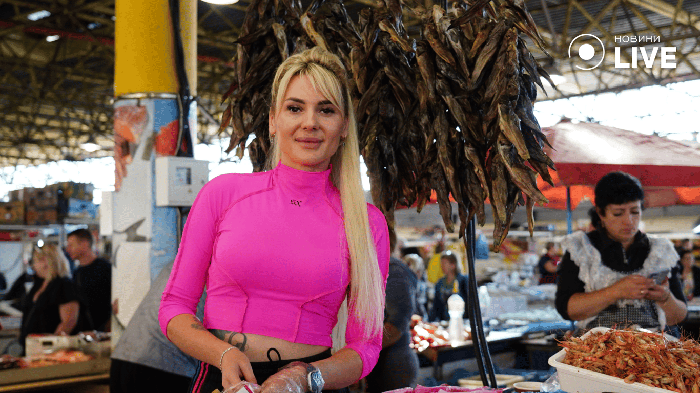 Продавец копченой рыбы Татьяна. Фото: Новини.LIVE/ Юлия Браславская
