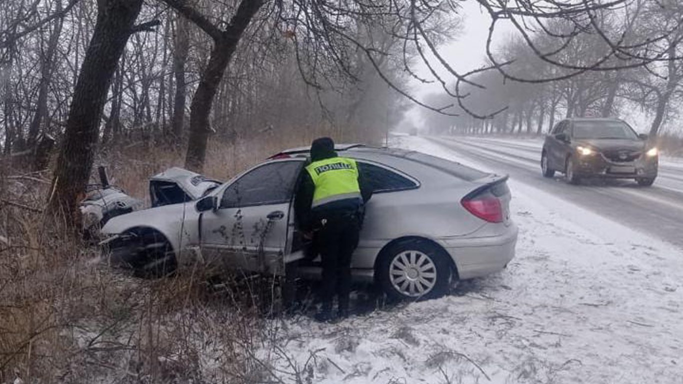 Во Львовской области легковая машина влетела в дерево — есть потерпевшие