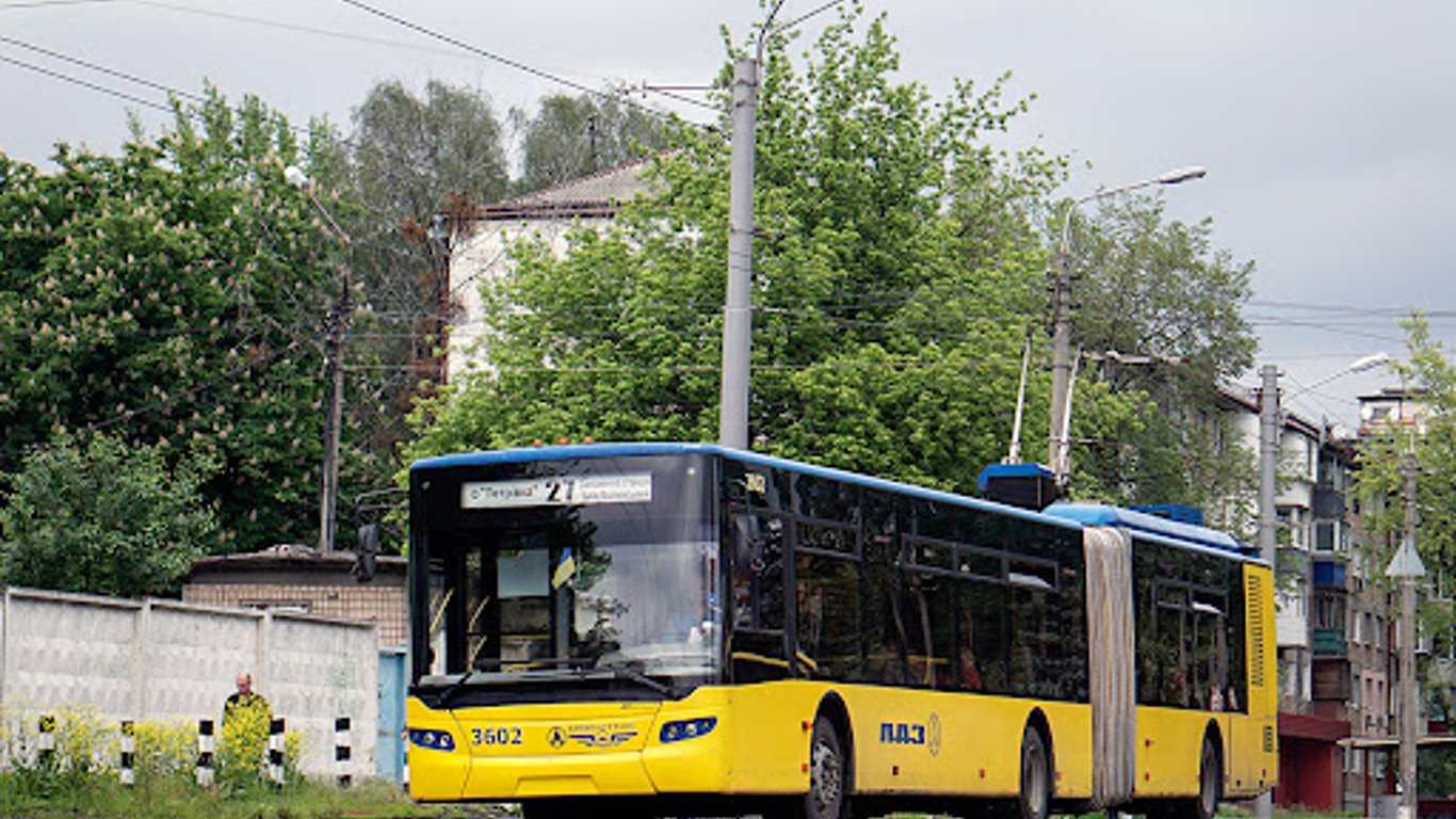 По Киеву ездит троллейбус с дырявым полом - видео