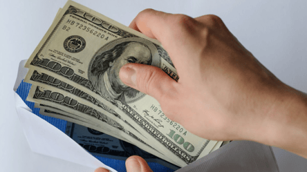 В обмінниках і банках — за скільки можна купити 1 000 доларів - 290x160