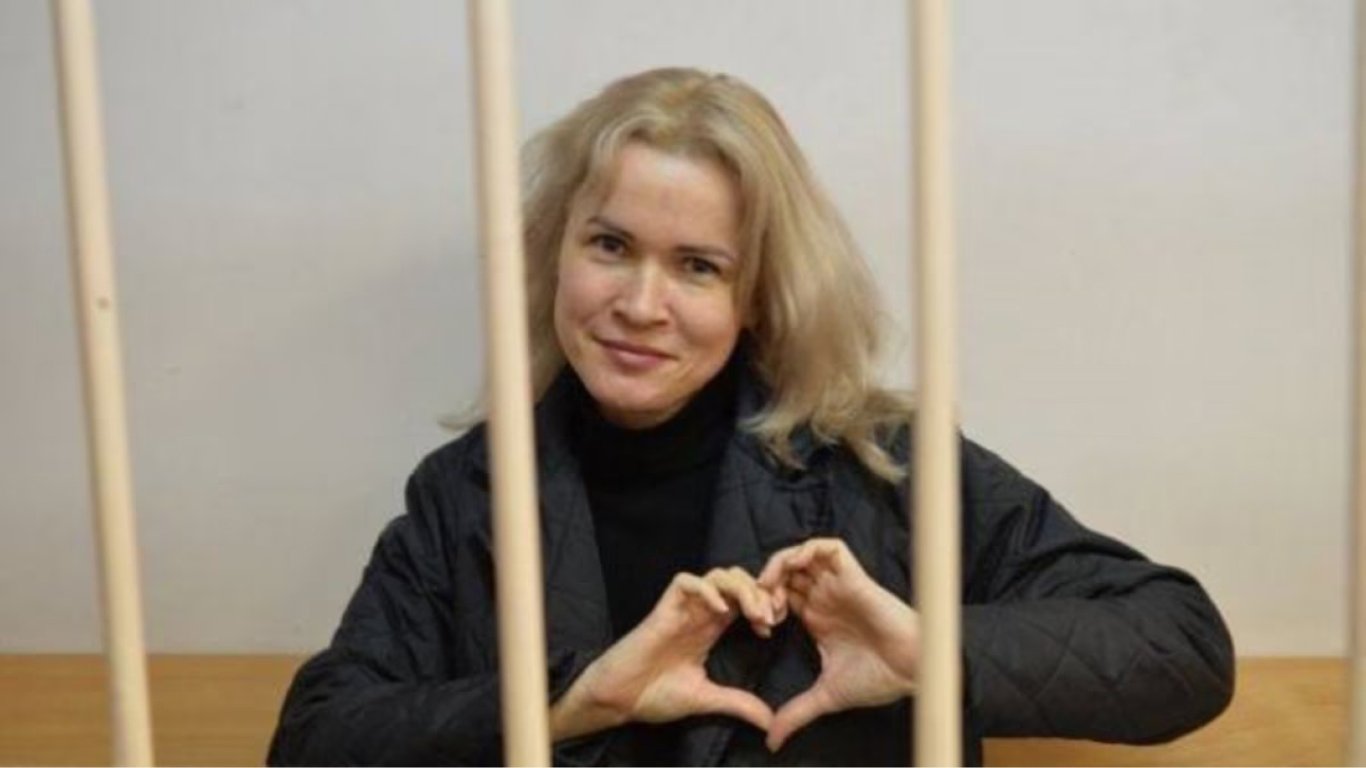 В росії журналістку засудили до 6 років ув'язнення за правду про убитих мешканців Маріуполя